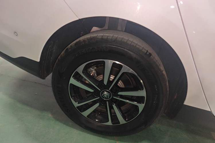 Used BYD Qin PLUS 2025 DM-i Smart Drive 120KM Superior Model Right Rear Wheel Hub
