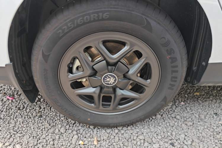 Used BYD Qin PLUS 2025 DM-i Smart Drive 55KM Leading Model Right Rear Wheel Hub