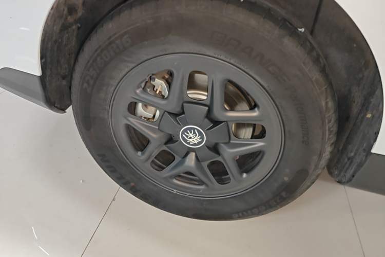 Used BYD Qin PLUS 2025 DM-i Smart Drive 55KM Leading Model Right Rear Wheel Hub
