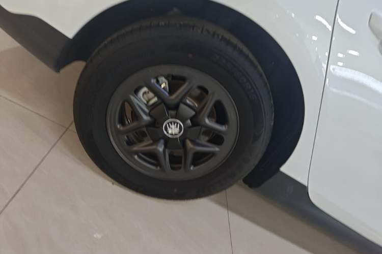 Used BYD Qin PLUS 2025 DM-i Smart Drive 55KM Leading Model Right Rear Wheel Hub