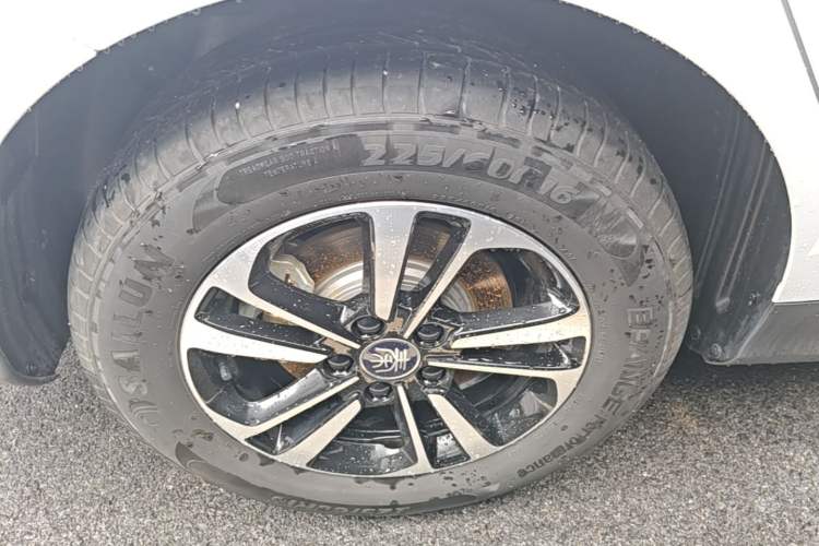 Used BYD Qin PLUS 2025 DM-i Smart Drive 120KM Superior Model Right Rear Wheel Hub