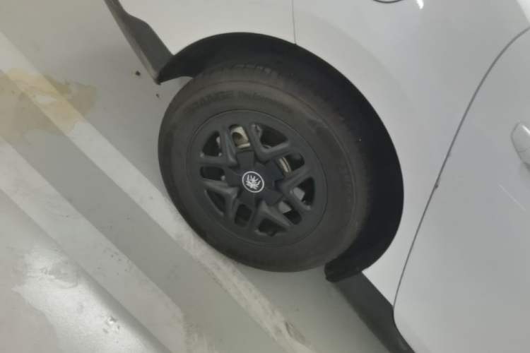 Used BYD Qin PLUS 2025 DM-i Smart Drive 55KM Leading Model Right Rear Wheel Hub