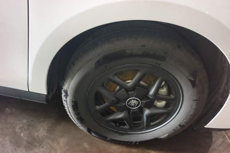 Used BYD Qin PLUS 2025 DM-i Smart Drive 55KM Leading Model Right Rear Wheel Hub