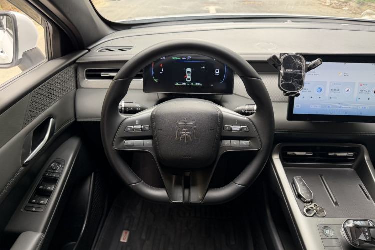 Used BYD Qin PLUS 2025 DM-i Smart Drive 55KM Leading Model Steering Wheel