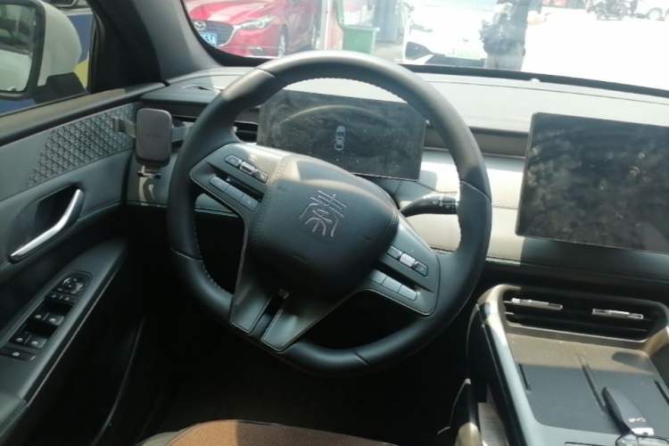 Used BYD Qin PLUS 2025 DM-i Smart Drive 55KM Leading Model Steering Wheel