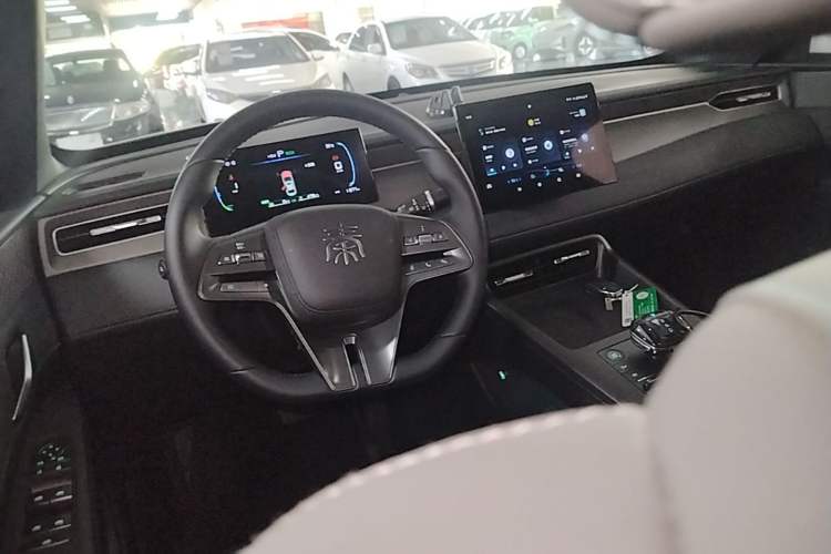 Used BYD Qin PLUS 2025 DM-i Smart Drive 55KM Leading Model Steering Wheel
