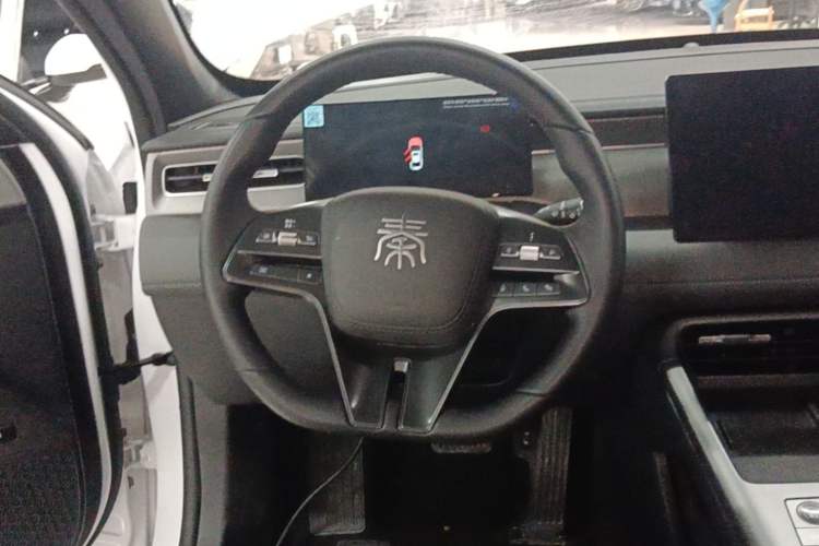Used BYD Qin PLUS 2025 DM-i Smart Drive 55KM Leading Model Steering Wheel