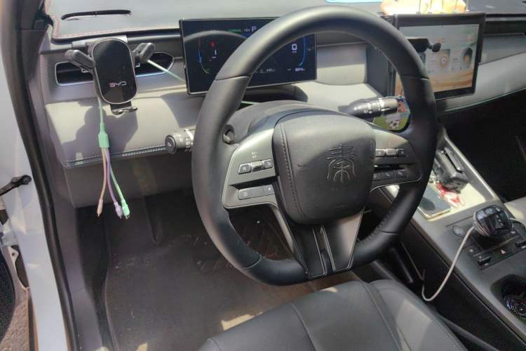 Used BYD Qin PLUS 2025 DM-i Smart Drive 55KM Leading Model Steering Wheel