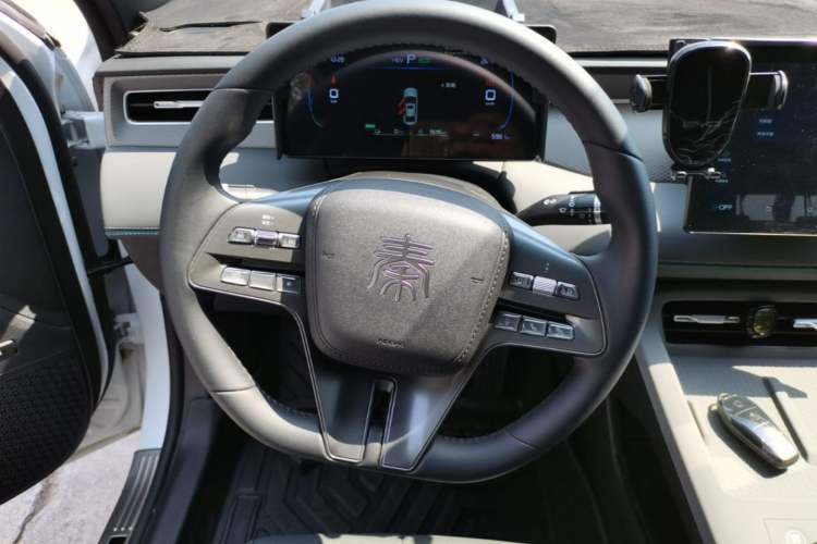 Used BYD Qin PLUS 2025 DM-i Smart Drive 55KM Leading Model Steering Wheel