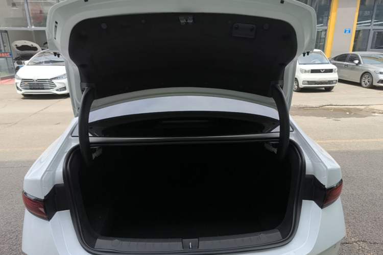 Used BYD Qin PLUS 2025 DM-i Smart Drive 55KM Leading Model Trunk