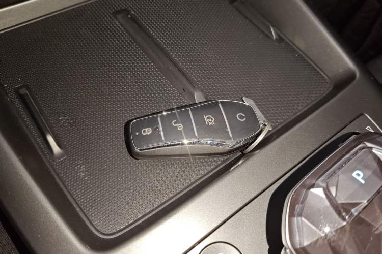 Used BYD Qin PLUS 2025 DM-i Smart Drive 55KM Leading Model Vehicle Key