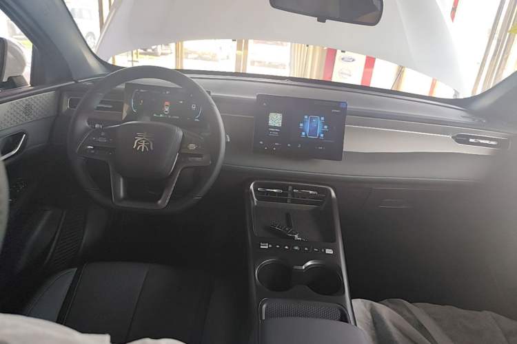 Used BYD Qin PLUS 2026 DM-i 128KM Progressive Model Center Console