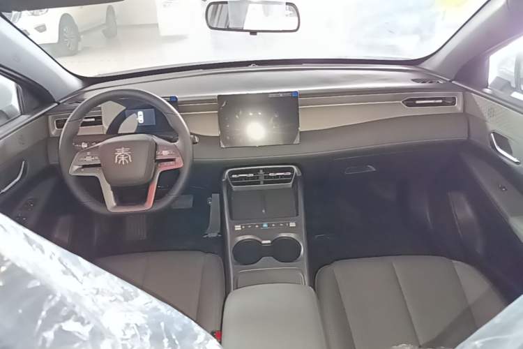 Used BYD Qin PLUS 2026 DM-i 128KM Progressive Model Center Console