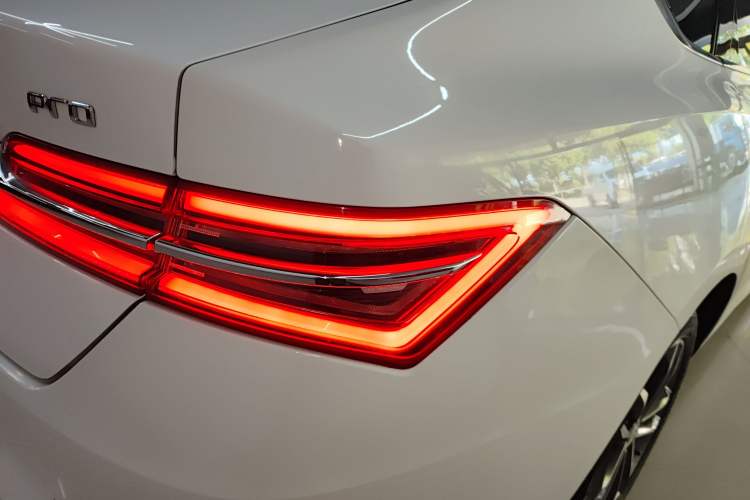 Used BYD Qin Pro 2020 Beyond Edition 1.5TI Automatic Flagship Version Right Rear Taillight