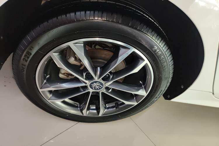 Used BYD Qin Pro 2020 Beyond Edition 1.5TI Automatic Flagship Version Right Rear Wheel Hub