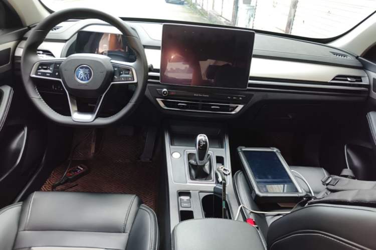Used BYD Qin Pro 2018 1.5TI Automatic Smart Connect Fendong Model Center Console