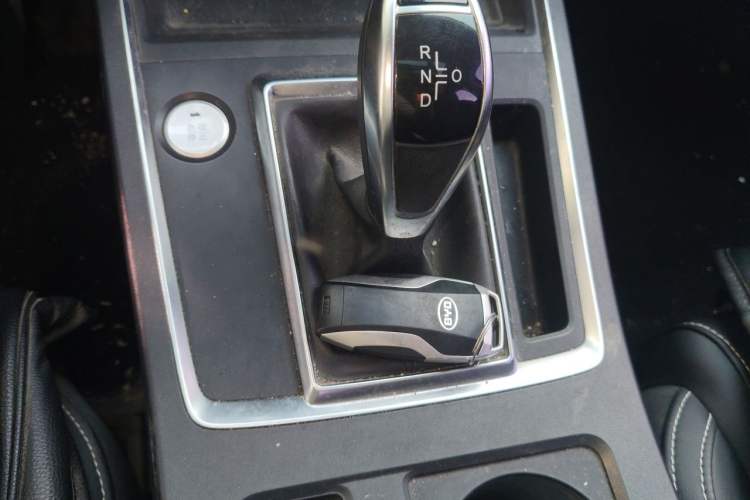 Used BYD Qin Pro 2018 1.5TI Automatic Smart Connect Luxury Edition Gear Lever