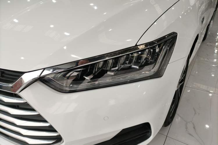 Used BYD Qin Pro 2018 1.5TI Automatic Smart Connect Luxury Edition Left Front Headlight
