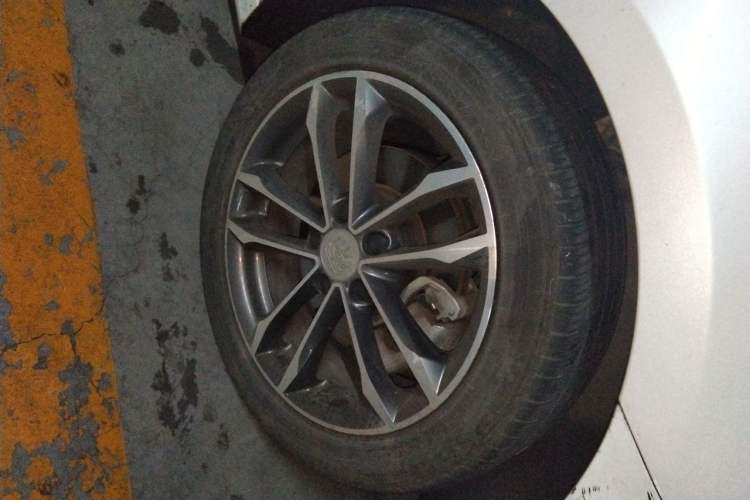 Used BYD Qin Pro 2018 1.5TI Automatic Smart Connect Luxe Model Right Front Wheel Hub