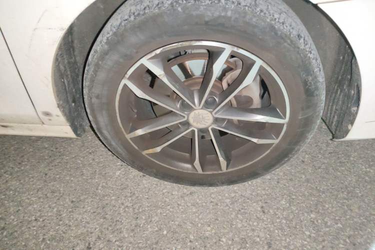 Used BYD Qin Pro 2018 1.5TI Automatic Smart Connect Luxury Edition Right Front Wheel Hub