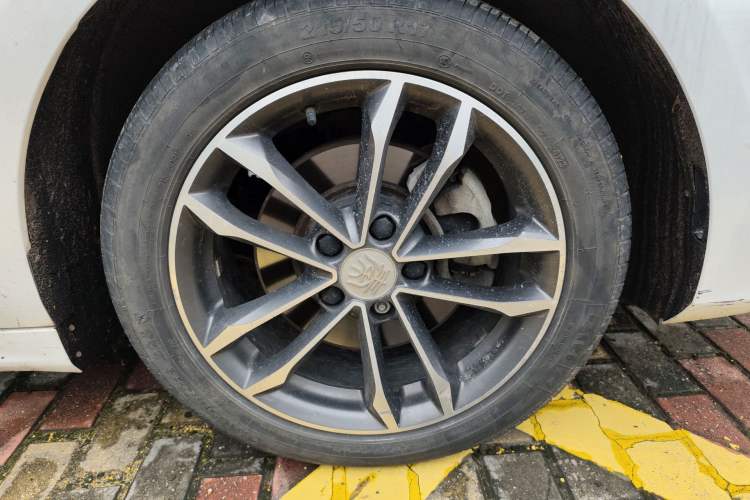 Used BYD Qin Pro 2018 1.5TI Automatic Smart Connect Luxe Model Right Front Wheel Hub