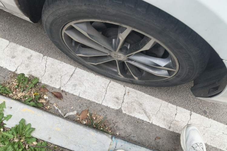 Used BYD Qin Pro 2018 1.5TI Automatic Smart Connect Luxe Model Right Front Wheel Hub
