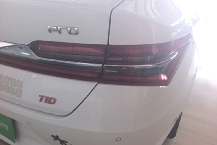 Used BYD Qin Pro 2018 1.5TI Automatic Smart Connect Luxury Edition Right Rear Taillight