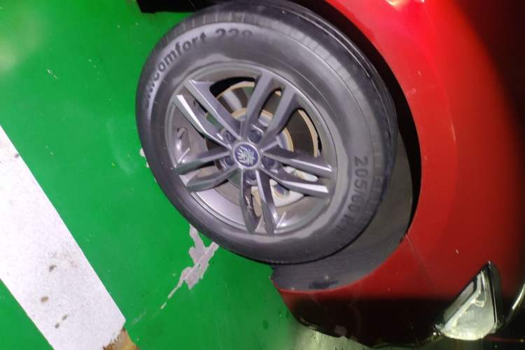 Used BYD Qin Pro 2019 Super Edition 1.5TI Manual Smart Connect Powerful Model China VI Standard Right Front Wheel Hub