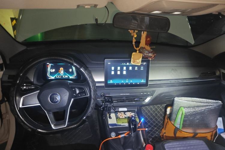 Used BYD Qin Pro 2019 Super Edition 1.5TI Manual Smart Connect Fierce Model China V Standard Center Console