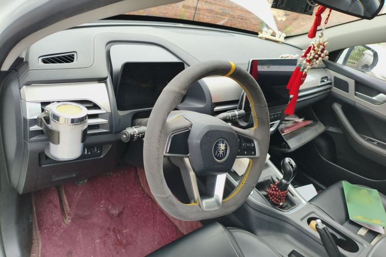 Used BYD Qin Pro 2019 Super Edition 1.5TI Manual Smart Connect Fierce Model China V Standard Center Console