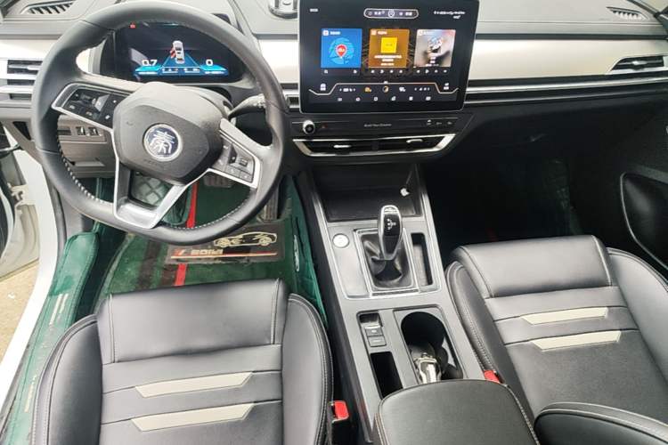 Used BYD Qin Pro 2019 Super Edition 1.5TI Automatic Smart Connect Enjoyment Model China VI Standard Center Console