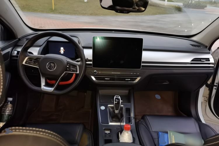 Used BYD Qin Pro 2019 Super Edition 1.5TI Automatic Smart Connect Brilliance Model China VI Standard Center Console