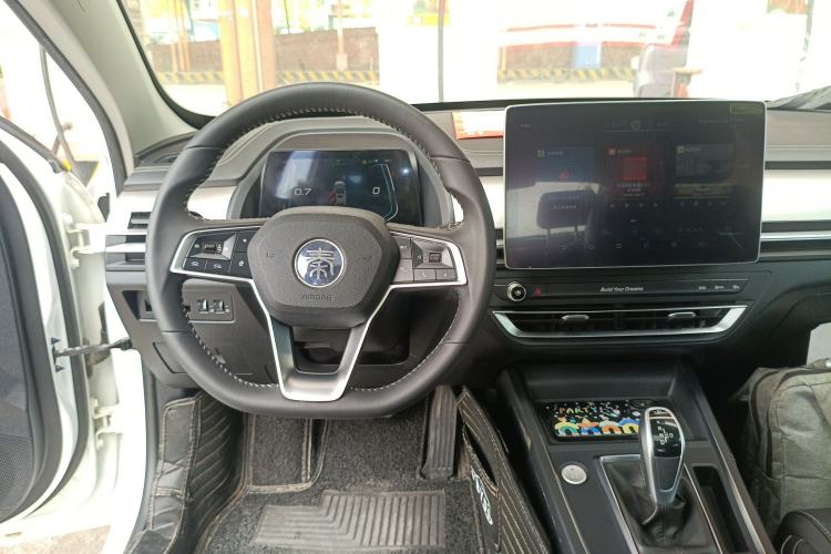 Used BYD Qin Pro 2019 Super Edition 1.5TI Automatic Smart Connect Flagship Model China V Standard Center Console