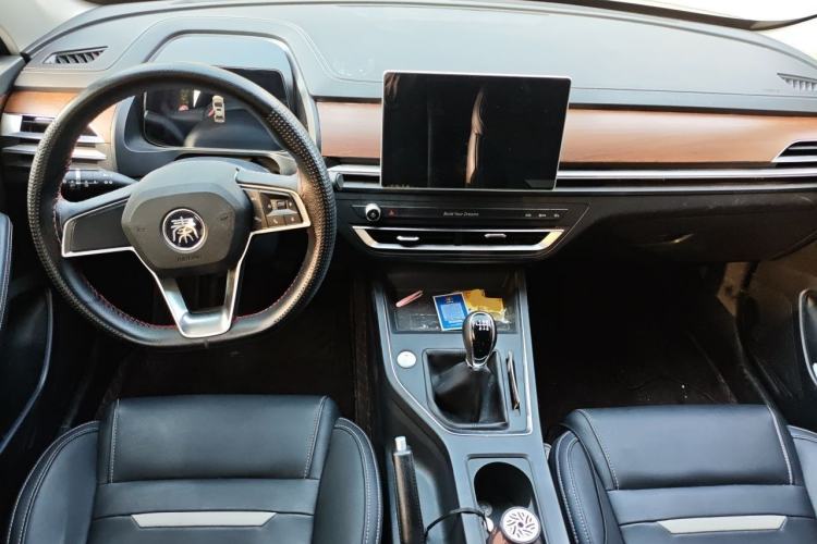 Used BYD Qin Pro 2019 Super Edition 1.5TI Manual Smart Connect Powerful Model China VI Standard Center Console