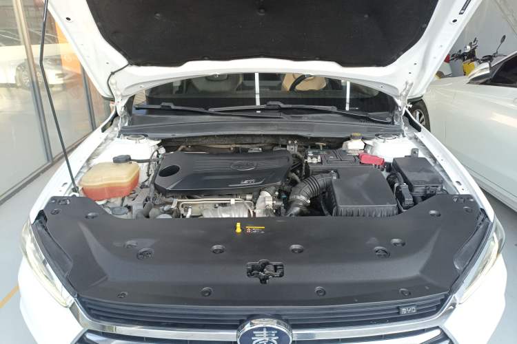 Used BYD Qin Pro 2019 Super Edition 1.5TI Automatic Smart Connect Dynamic Model China VI Standard Engine Bay