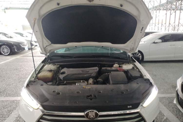 Used BYD Qin Pro 2019 Super Edition 1.5TI Automatic Smart Connect FENGSHANG Model China V Standard Engine Bay