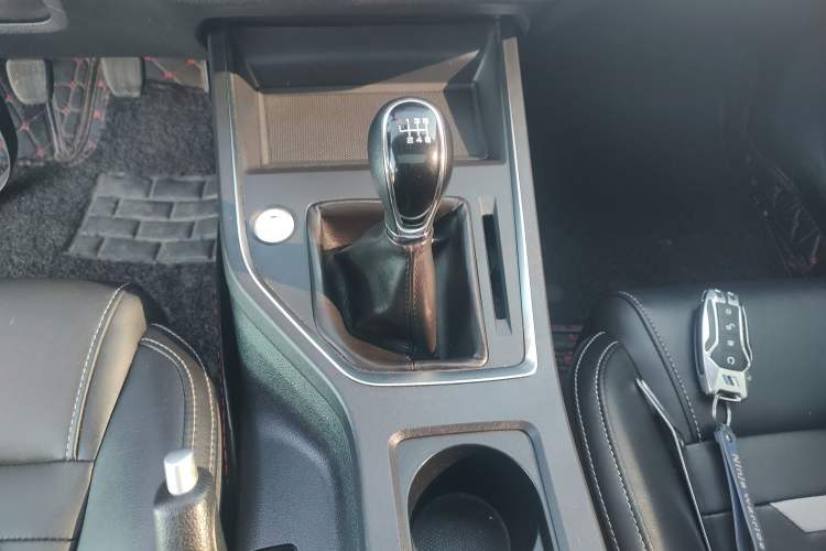 Used BYD Qin Pro 2019 Super Edition 1.5TI Manual Smart Connect Fierce Model China V Standard Gear Lever