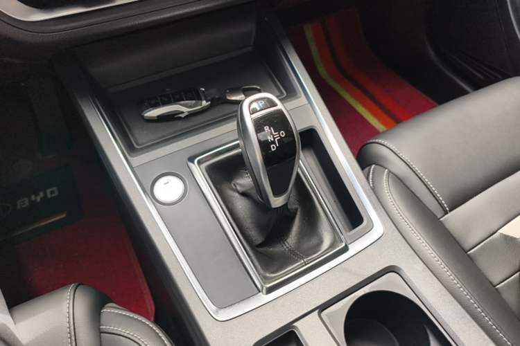 Used BYD Qin Pro 2019 Super Edition 1.5TI Automatic Smart Connect Flagship Model China V Standard Gear Lever