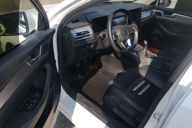 Used BYD Qin Pro 2019 Super Edition 1.5TI Manual Smart Connect Powerful Model China VI Standard Interior 2