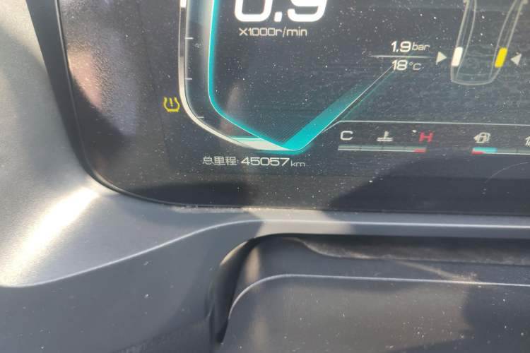 Used BYD Qin Pro 2019 Super Edition 1.5TI Manual Smart Connect Fierce Model China V Standard Odometer Close Up
