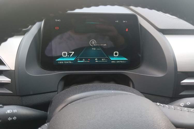 Used BYD Qin Pro 2019 Super Edition 1.5TI Manual Smart Connect Fierce Model China V Standard Odometer Close Up