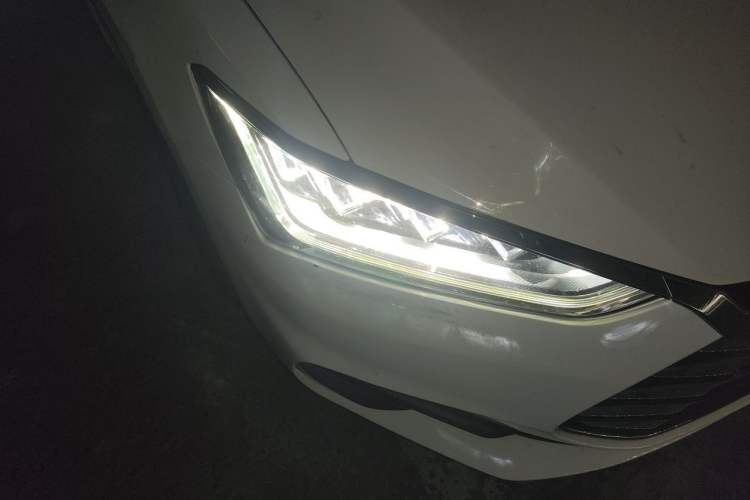 Used BYD Qin Pro 2019 Super Edition 1.5TI Automatic Smart Connect FENGSHANG Model China VI Standard Right Front Headlight