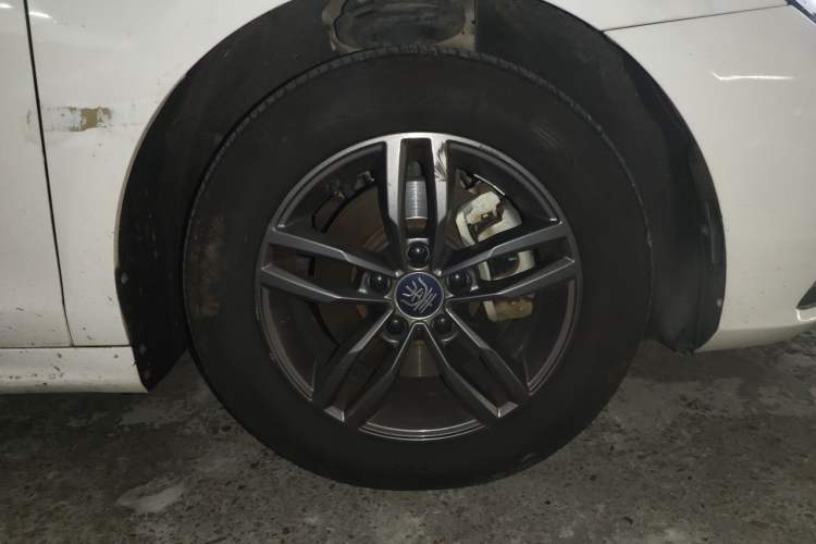 Used BYD Qin Pro 2019 Super Edition 1.5TI Automatic Smart Connect FENGSHANG Model China VI Standard Right Front Wheel Hub