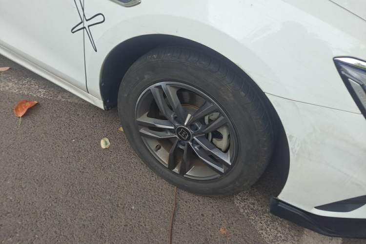 Used BYD Qin Pro 2019 Super Edition 1.5TI Automatic Smart Connect Dynamic Model China VI Standard Right Front Wheel Hub