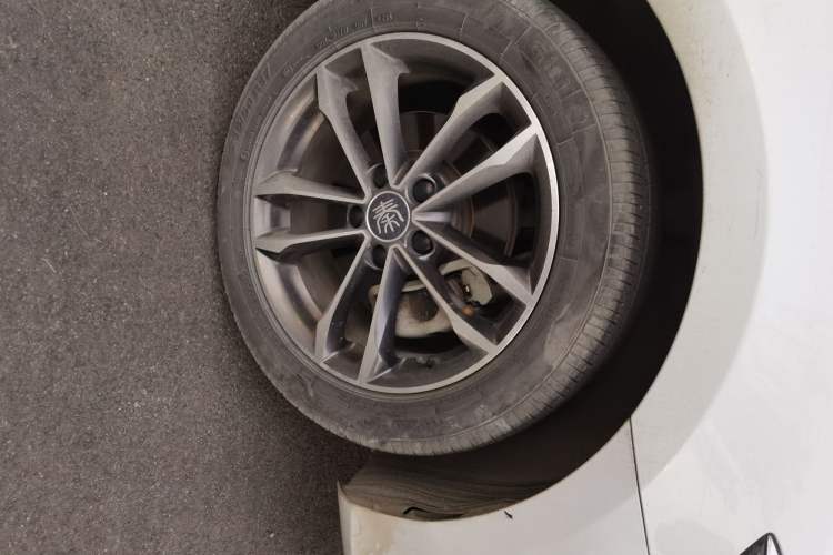 Used BYD Qin Pro 2019 Super Edition 1.5TI Automatic Smart Connect Brilliance Model China VI Standard Right Front Wheel Hub