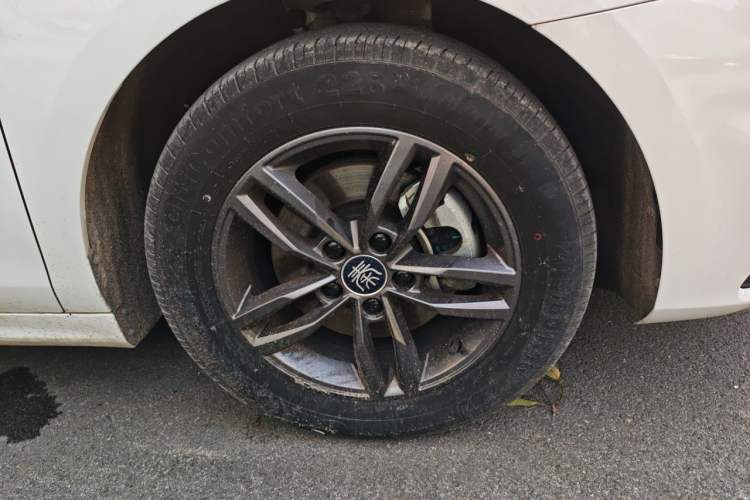 Used BYD Qin Pro 2019 Super Edition 1.5TI Manual Smart Connect Powerful Model China VI Standard Right Front Wheel Hub