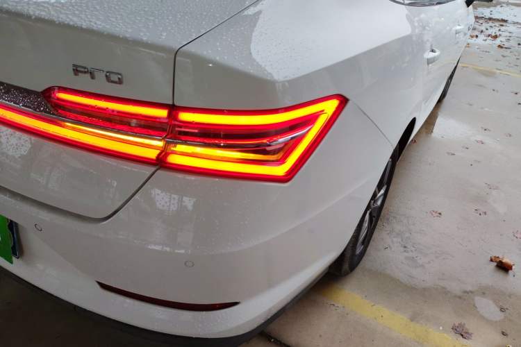 Used BYD Qin Pro 2019 Super Edition 1.5TI Automatic Smart Connect Dynamic Model China VI Standard Right Rear Taillight