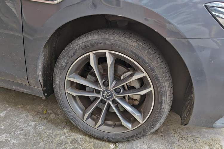 Used BYD Qin Pro 2020 Beyond Edition 1.5TI Automatic Flagship Version Right Front Wheel Hub
