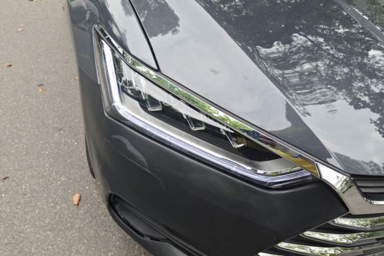 Used BYD Qin Pro 2020 Beyond Edition 1.5TI Automatic Flagship Version Right Front Headlight