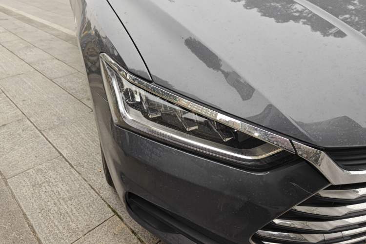 Used BYD Qin Pro 2020 Beyond Edition 1.5TI Automatic Flagship Version Right Front Headlight